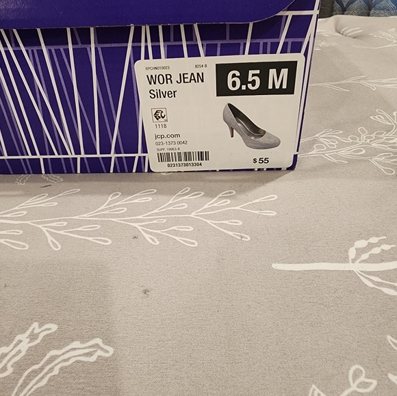 Beautiful Worthington silver sparkly heel - Picture 9 of 11